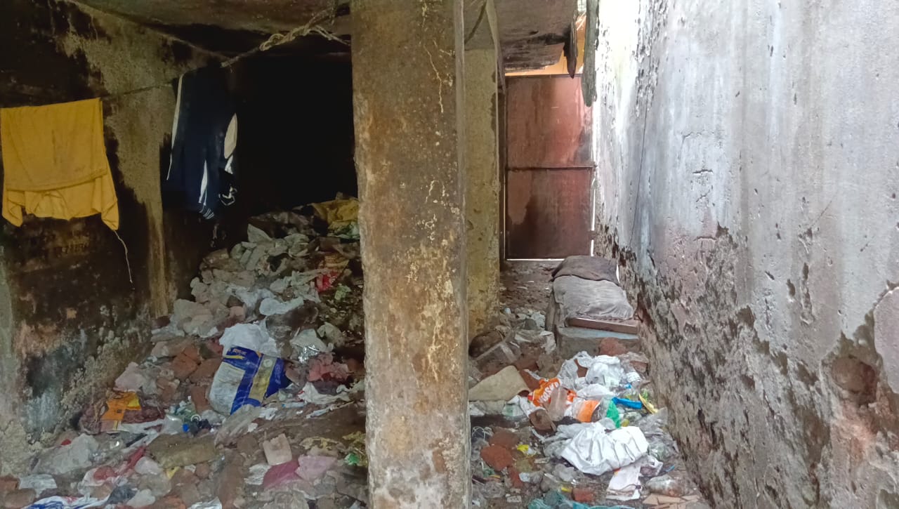 जर्जर भवन में चल रही पढ़ाई, सरकारी स्कूल में बच्चों का भविष्य खतरे में 4 1753531271 WhatsApp Image 2025 07 26 at 2.48.33 PM